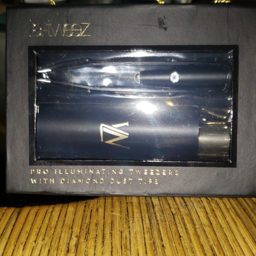 Illuminating tweezers